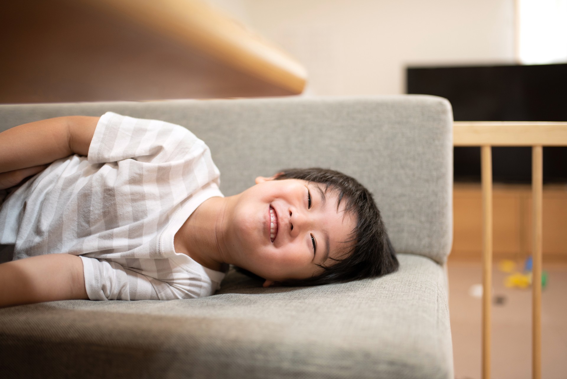 Enfant de sourire se trouvant sur le sofa